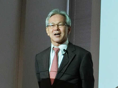 記者会見で発表する国枝俊成社長